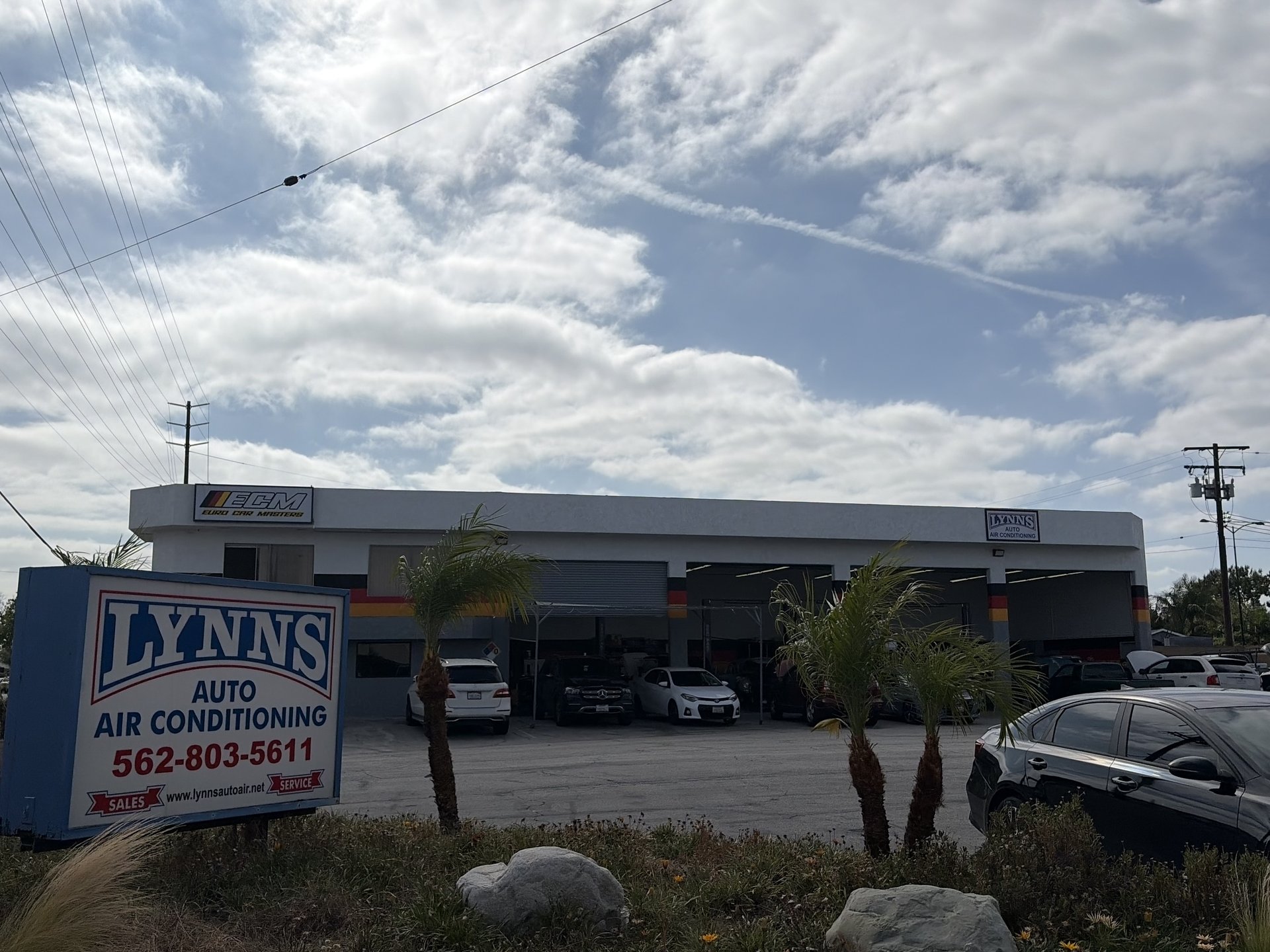 Lynn's Auto Air shop building at 13255 Woodruff Ave in Downey, CA